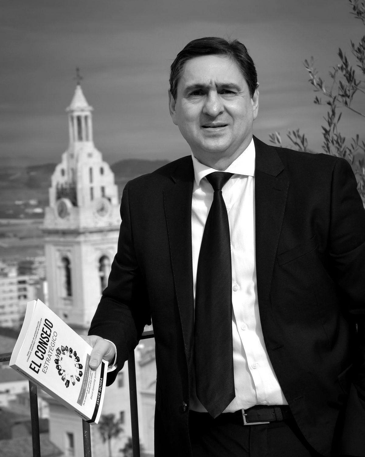 Javier Iborra, con el campanario de la Seu de Xàtiva al fondo.